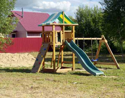 Детская площадка в поселке Два ежа