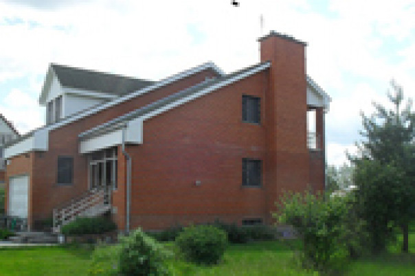 Краткосрочный летний найм загородного жилья существенно дороже, чем круглогодичный. Но более востребован