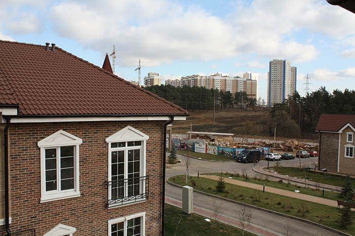 Многоэтажные жилые комплексы совсем недалеко от поселка «Домодедово Таун», но отделены от него полоской леса